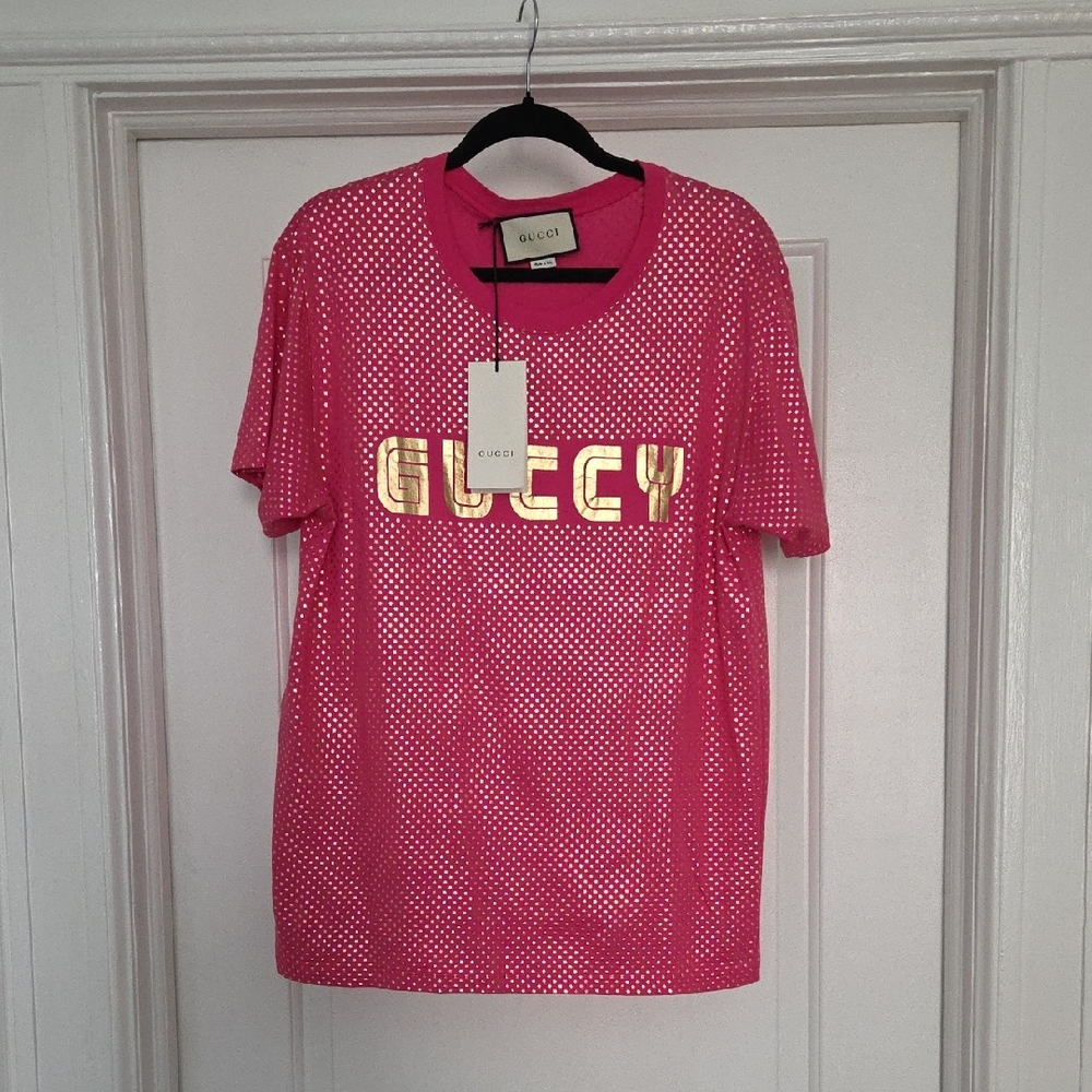 Gucci Fuchsia Tee with Metallic Gold Logo (M)